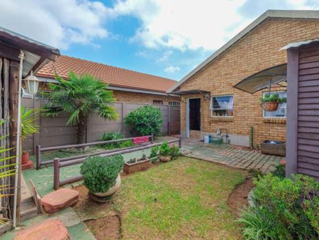 2 Bedroom House in Randfontein Central