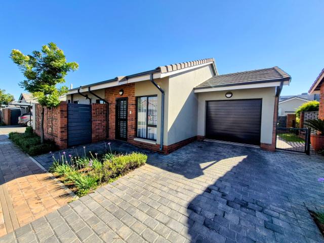2 Bedroom House in Waterkloof Ridge