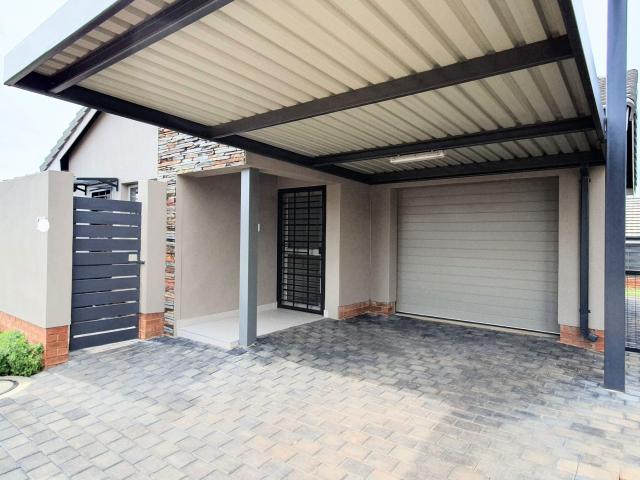2 Bedroom House in Waterkloof Ridge