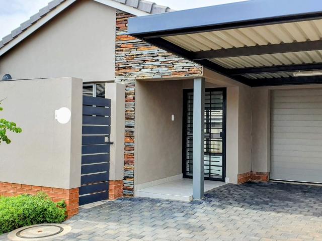 2 Bedroom House in Waterkloof Ridge