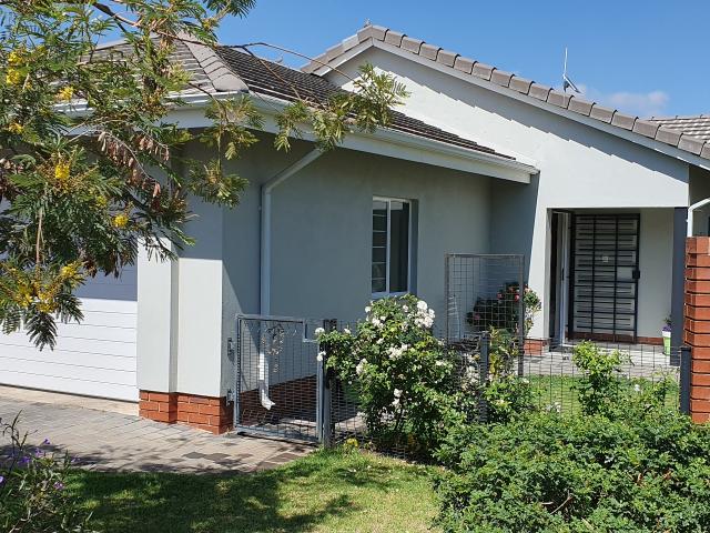 2 Bedroom House in Waterkloof Ridge