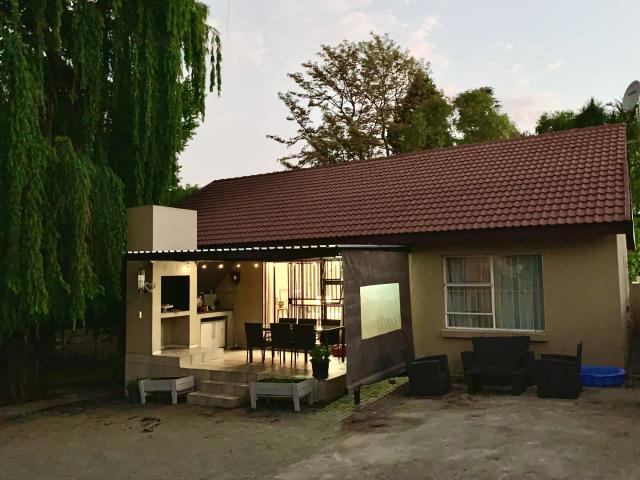 2 Bedroom House in Weltevreden Park
