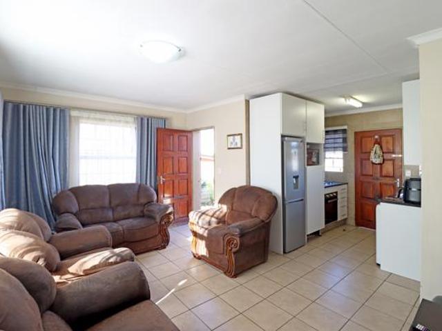 2 Bedroom House in Thatch Hill Estate