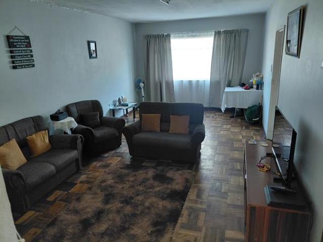 2 Bedroom House in Uitenhage Central