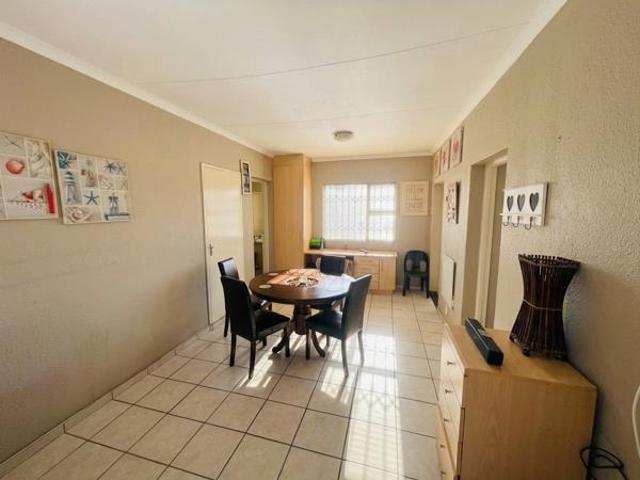 2 Bedroom House in Van Riebeeck Park