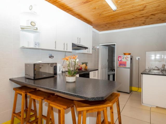 2 Bedroom House in Zonnebloem