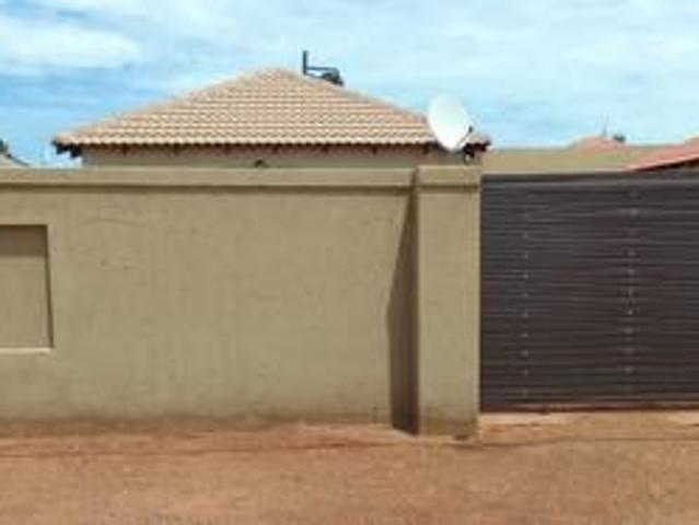 2 bedroom house on the market in luf.