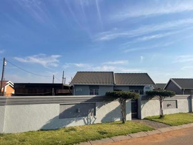 2 bedroom house on the market in pal.