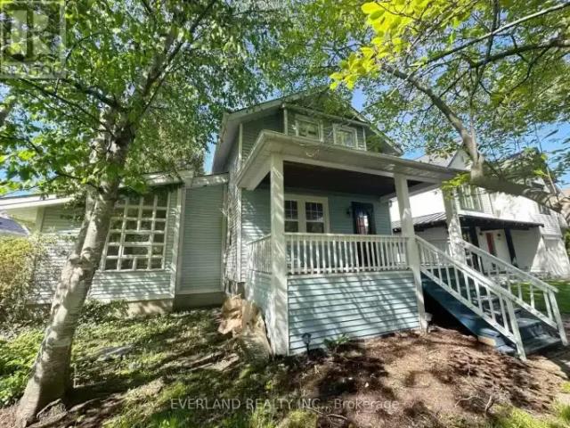 2 Bedroom House Oakville ON 102701529