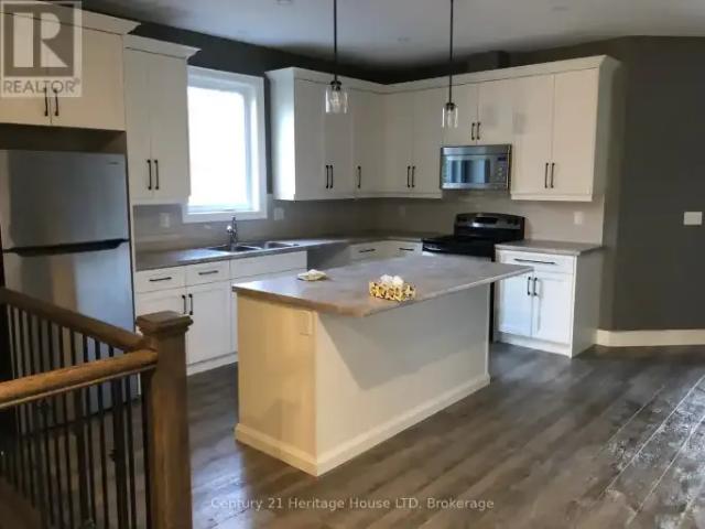 2 Bedroom House Niagara Falls ON 103355401