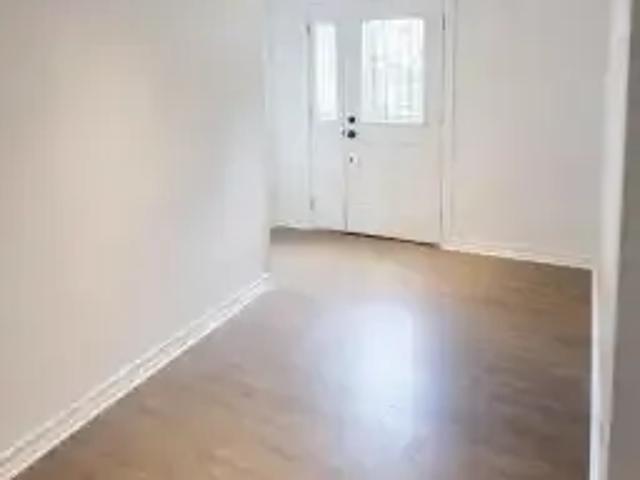 2 Bedroom House Richmond Hill ON 102701556