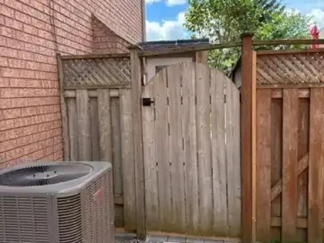 2 Bedroom House Richmond Hill ON LS102243194
