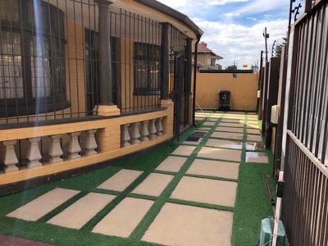 2 bedroom house with 2 cottages avai.