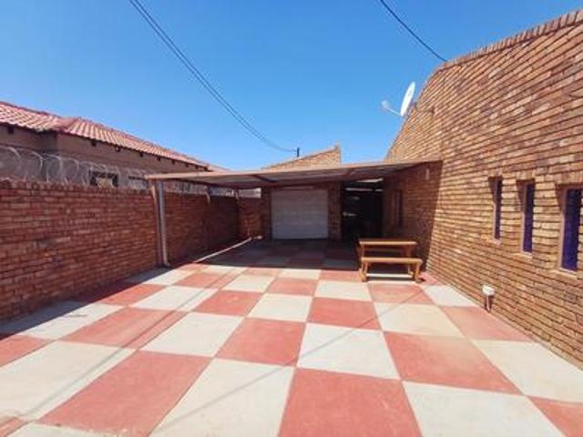 2 bedroom house with 2 flatlets on t.
