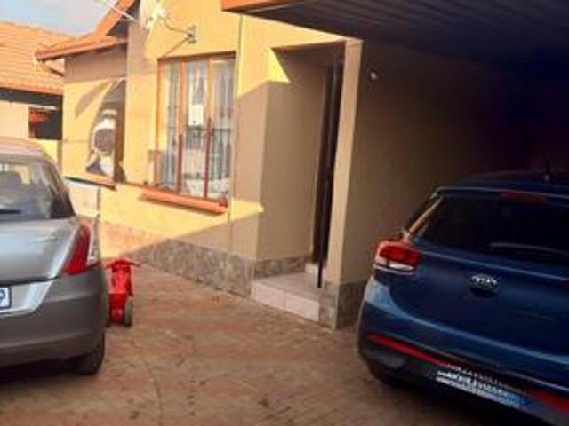 2 bedroom house with a cottage on th.