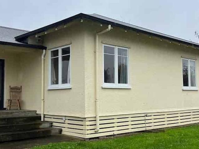 2 Bedroom house with garage and new bathroom