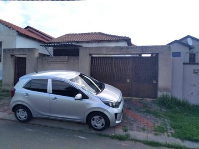 2 bedroom house with outside room on.