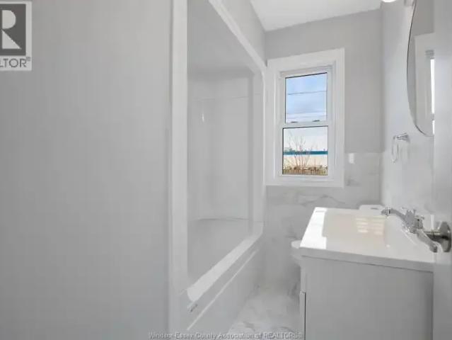 2 Bedroom House Windsor ON 102915434