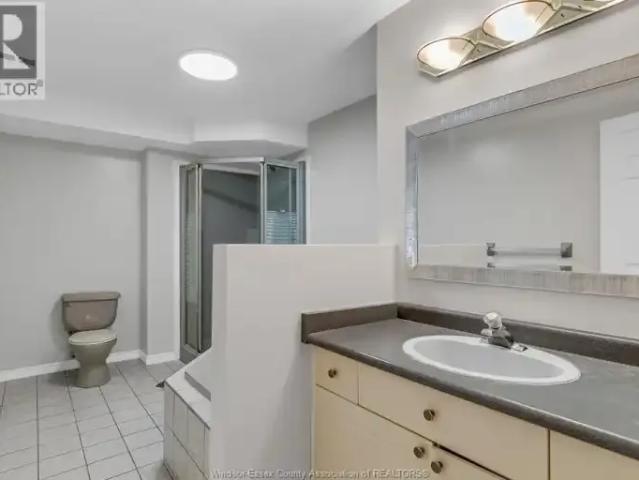 2 Bedroom House Windsor ON 102243246