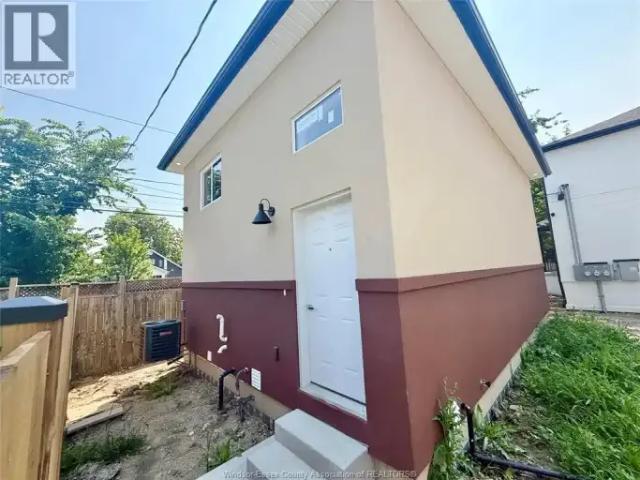 2 Bedroom House Windsor ON 105118895