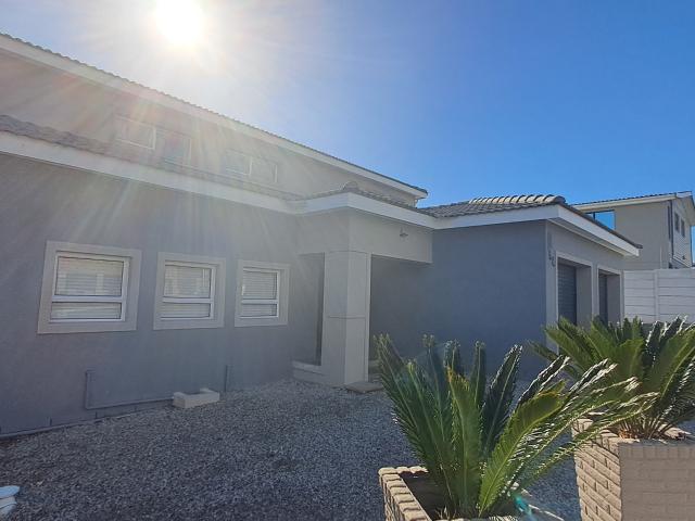 2 Bedroom House To Let in De Kelders
