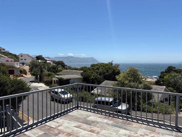 2 Bedroom House To Let in Simons Town Central