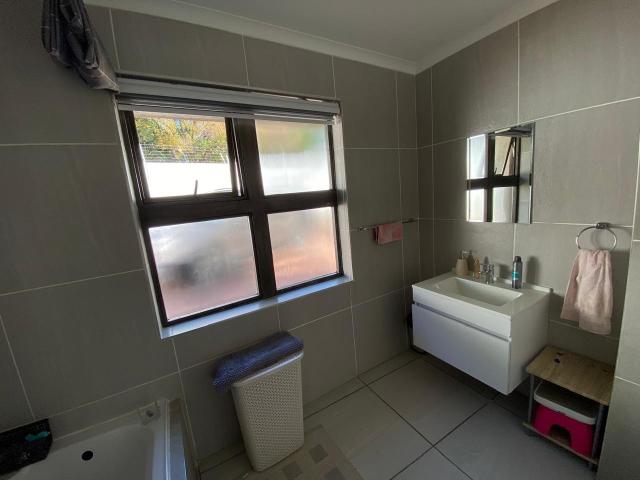 2 Bedroom House To Rent in Bryanston East