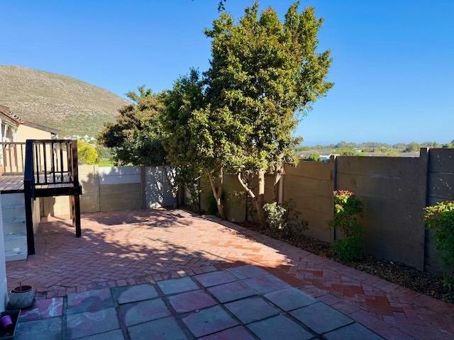 2 Bedroom House To Rent in Capri