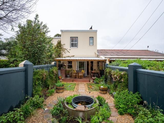 2 Bedroom House To Rent in Franschhoek