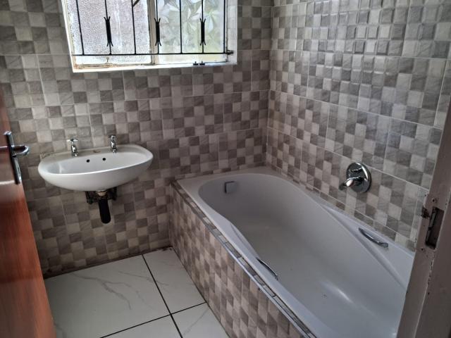 2 Bedroom House To Rent in Madeira Park
