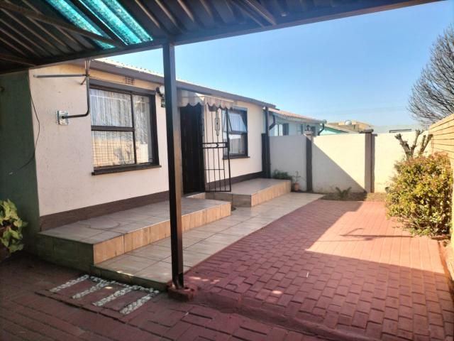 2 Bedroom House To Rent in Molapo