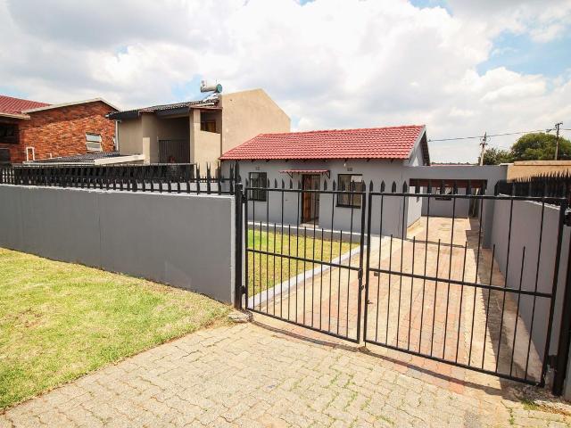 2 Bedroom house to rent in Riverlea, Johannesburg