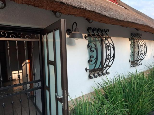 2 Bedroom House To Rent in Rivonia