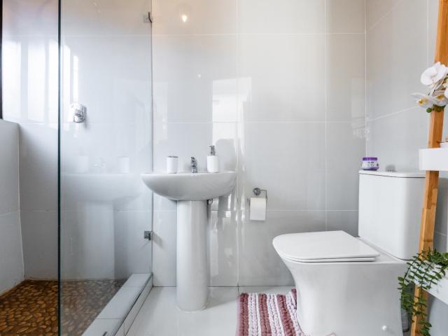 2 Bedroom House To Rent in Sea Point