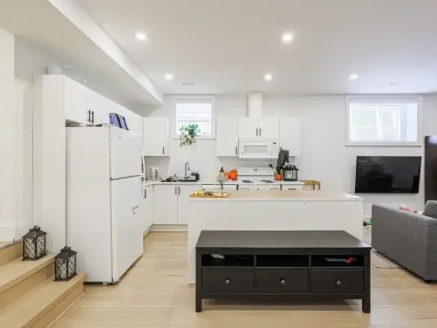2 Bedroom House Toronto ON 102339023