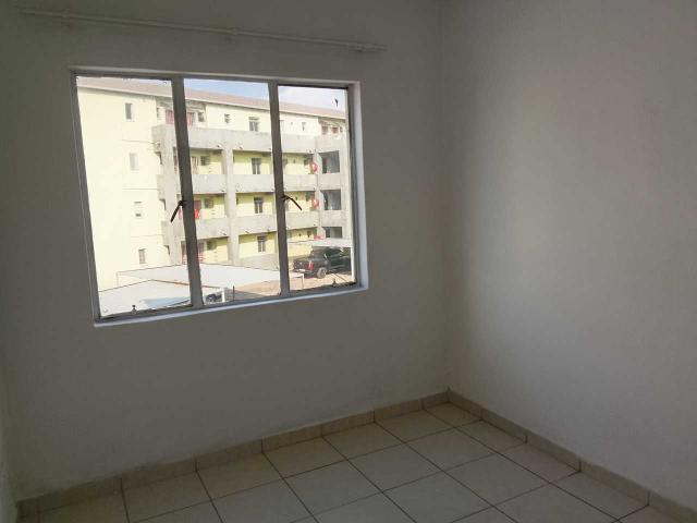 2 Bedroom s Top floor Apartment to let in Fleurhof! 1 Jul!