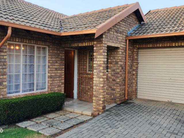 2 Bedroom Simplex To Let in Amberfield Glen