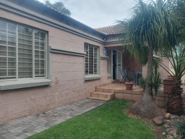 2 Bedroom Simplex To Let in Faerie Glen