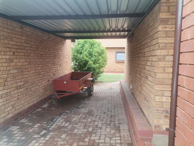 2 Bedroom Simplex For Sale in Willow Park Manor