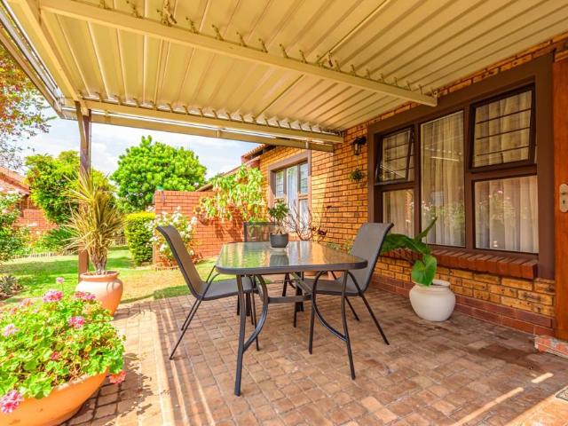 2 Bedroom Simplex For Sale in Willow Park Manor