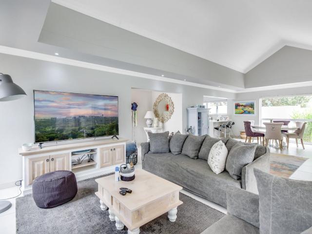 2 Bedroom Simplex For Sale in Cedar Lakes