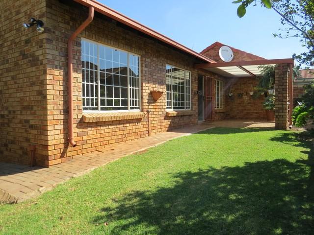2 Bedroom Simplex For Sale in Faerie Glen