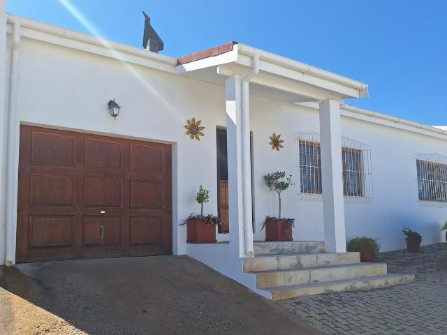 2 Bedroom Simplex For Sale in Springbok