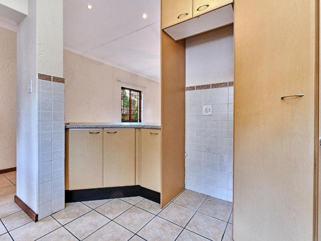 2 Bedroom Simplex For Sale in Sunninghill
