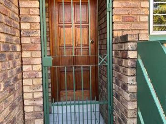2 Bedroom Simplex in Die Hoewes