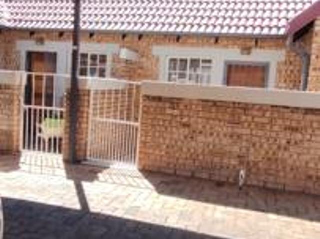 2 Bedroom Simplex in Heuwelsig Estate