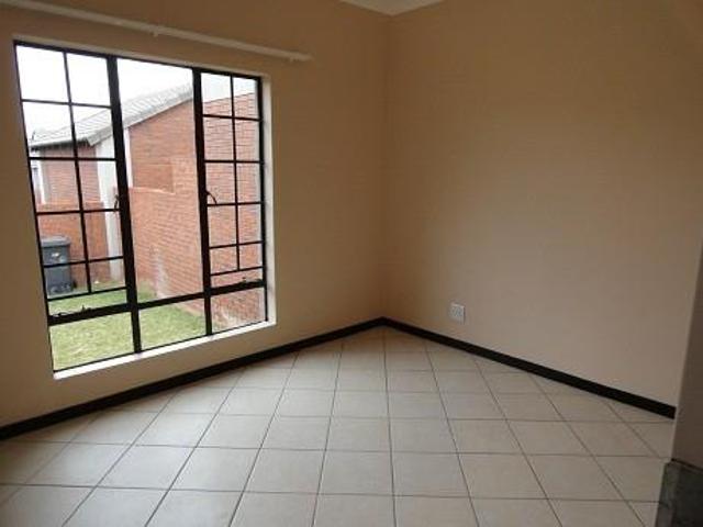 2 Bedroom Simplex in Mooikloof Ridge