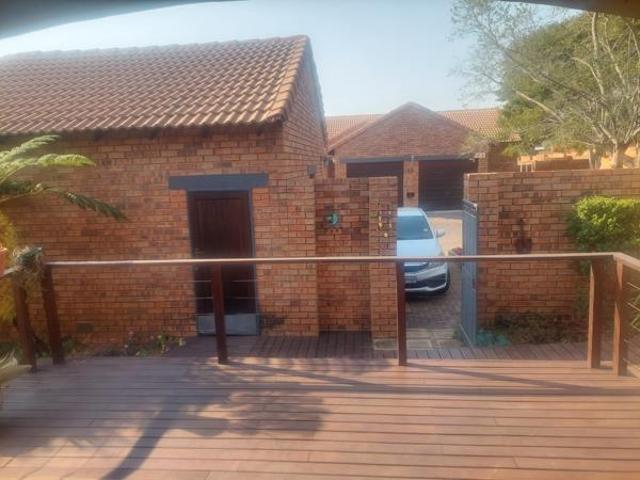 2 Bedroom Simplex in Mooikloof Ridge