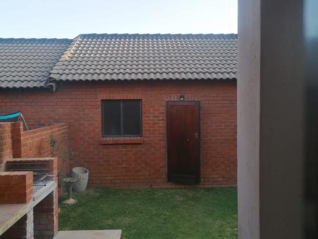 2 Bedroom Simplex in Mooikloof Ridge