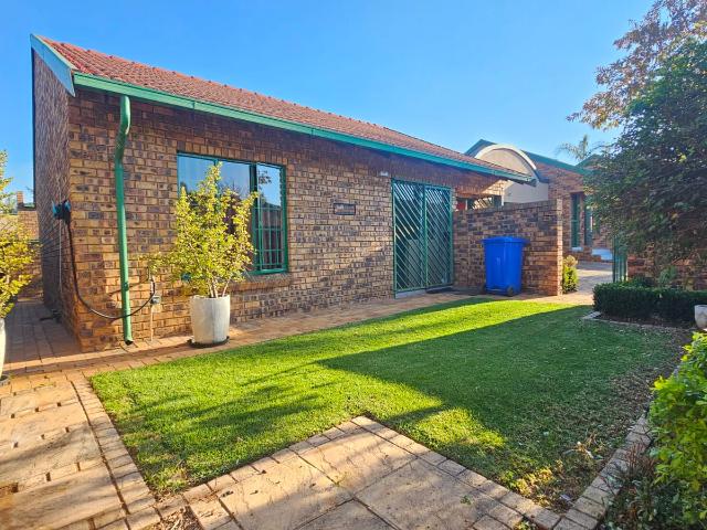 2 Bedroom Simplex in Moreletapark